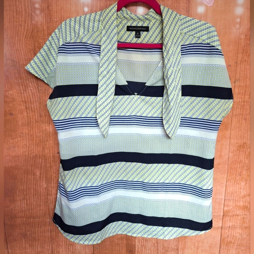 BANANA REPUBLIC SIZE MEDIUM V-NECK BLOUSE